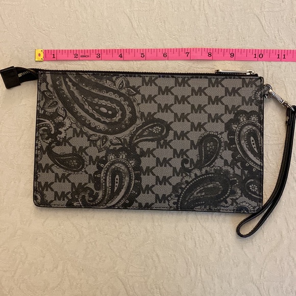 Wristlet w zipper and strap. - Picture 2 of 5